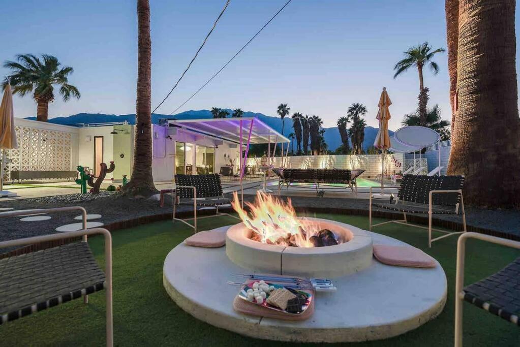 Alexander: Retro Chic Oasis 2023 Modernism Showcase House Palm Springs Exterior photo