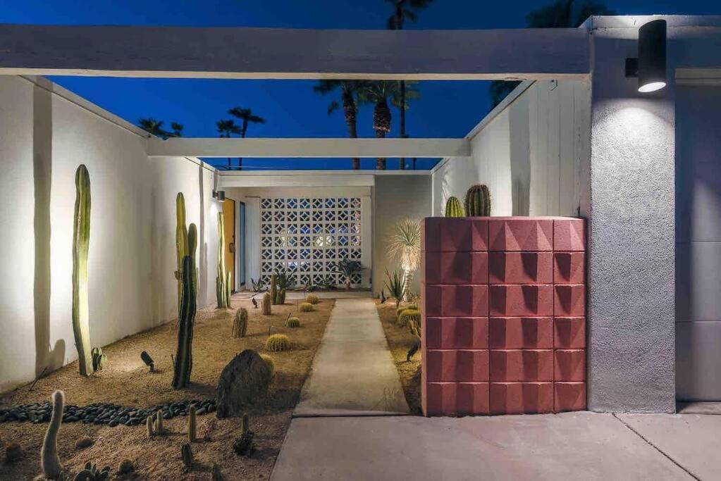 Alexander: Retro Chic Oasis 2023 Modernism Showcase House Palm Springs Exterior photo