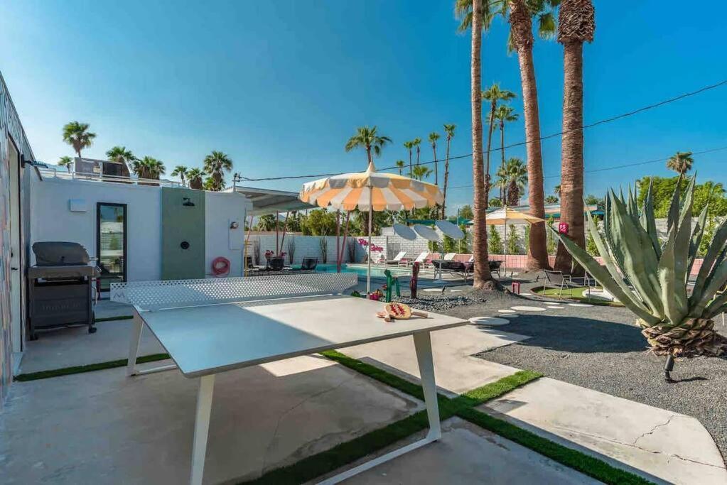 Alexander: Retro Chic Oasis 2023 Modernism Showcase House Palm Springs Exterior photo